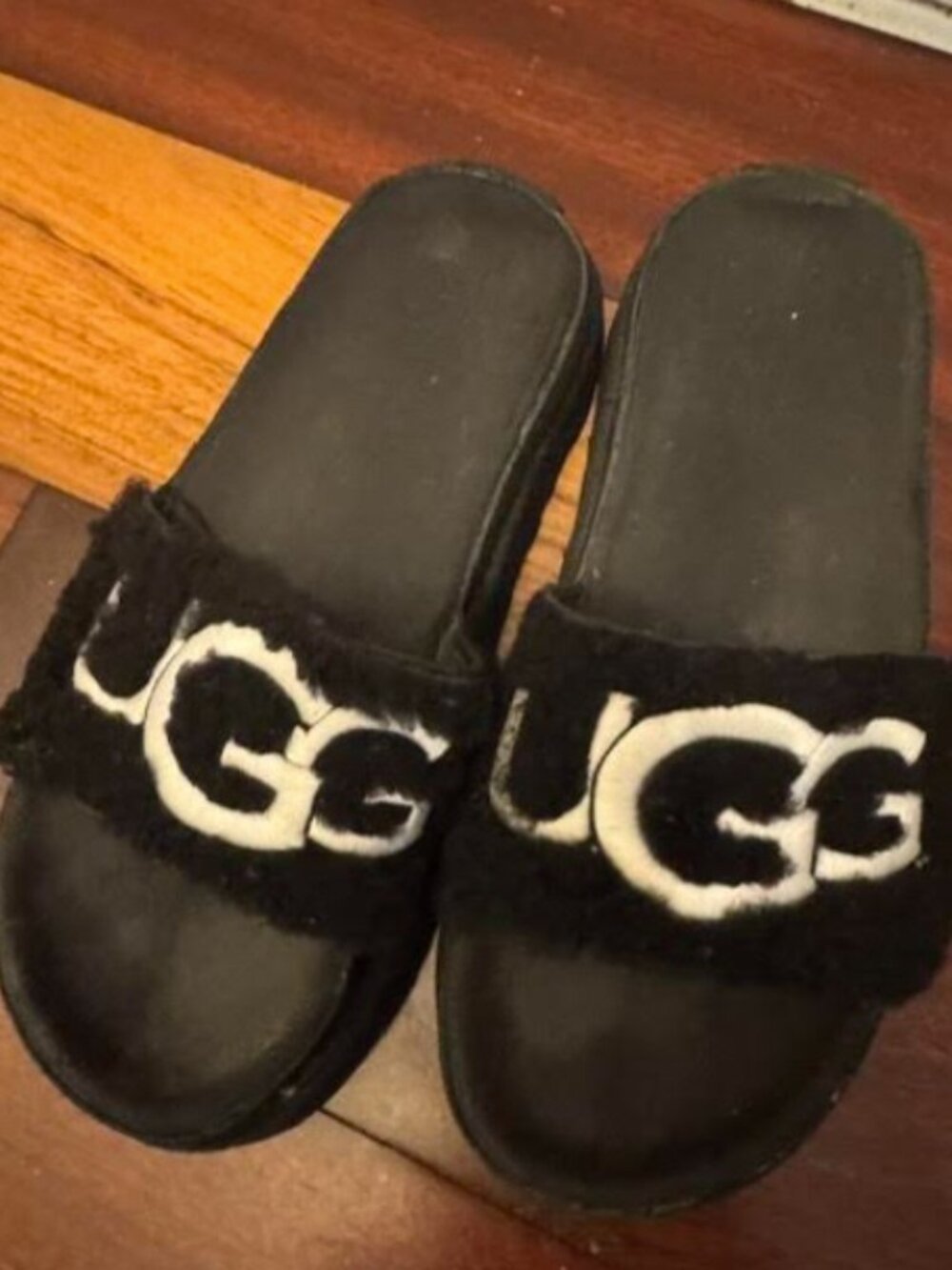 UGG Black sheep strip slide